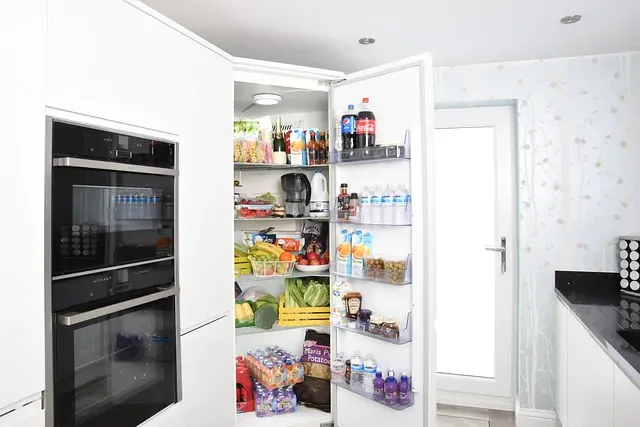 Comment relier visuellement cuisine, entrée et salon dans une pièce ouverte